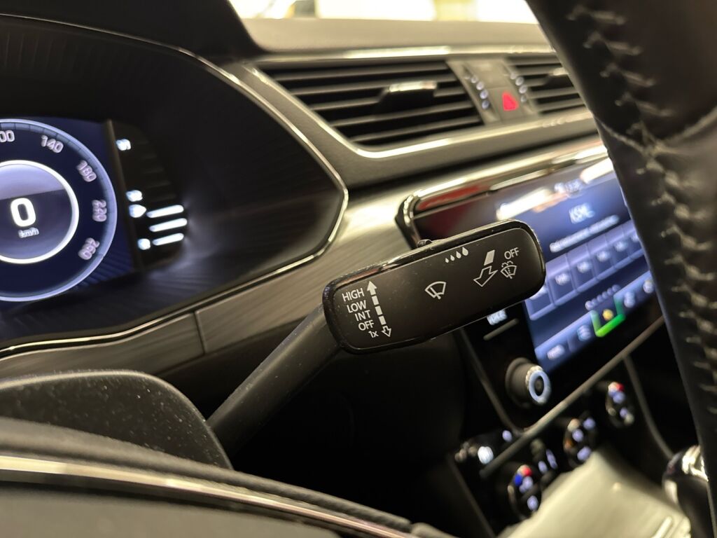 Skoda Superb 2021 Musta