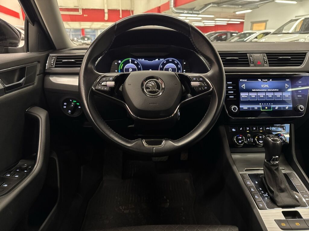 Skoda Superb 2021 Musta