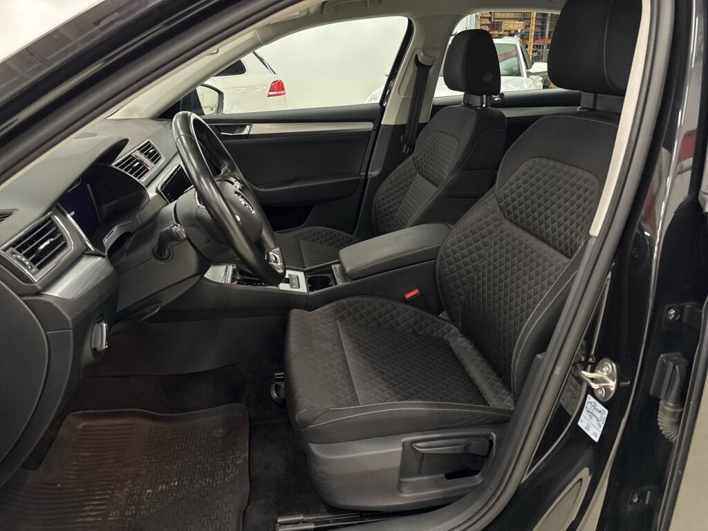 Skoda Superb 2021 Musta