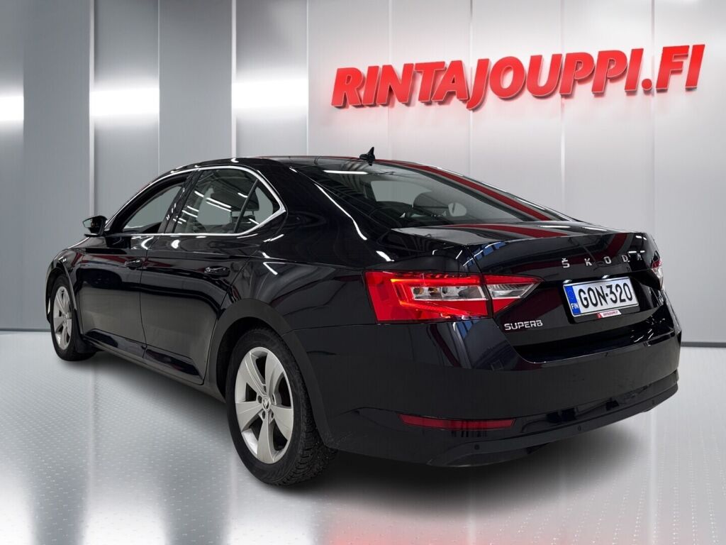 Skoda Superb 2021 Musta