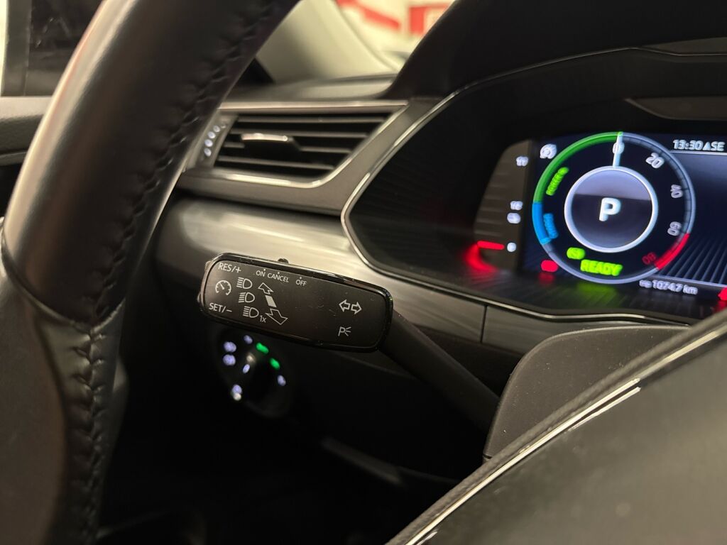 Skoda Superb 2021 Musta