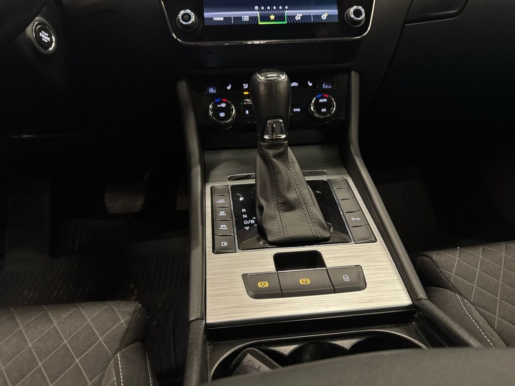 Skoda Superb 2021 Musta