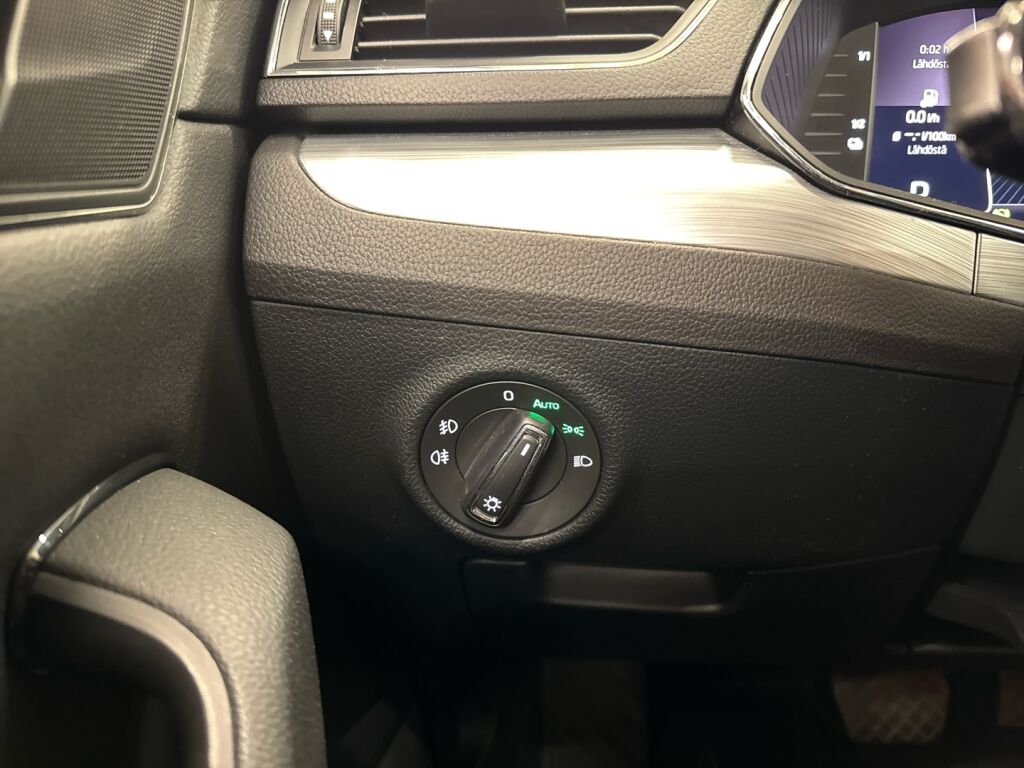 Skoda Superb 2021 Musta