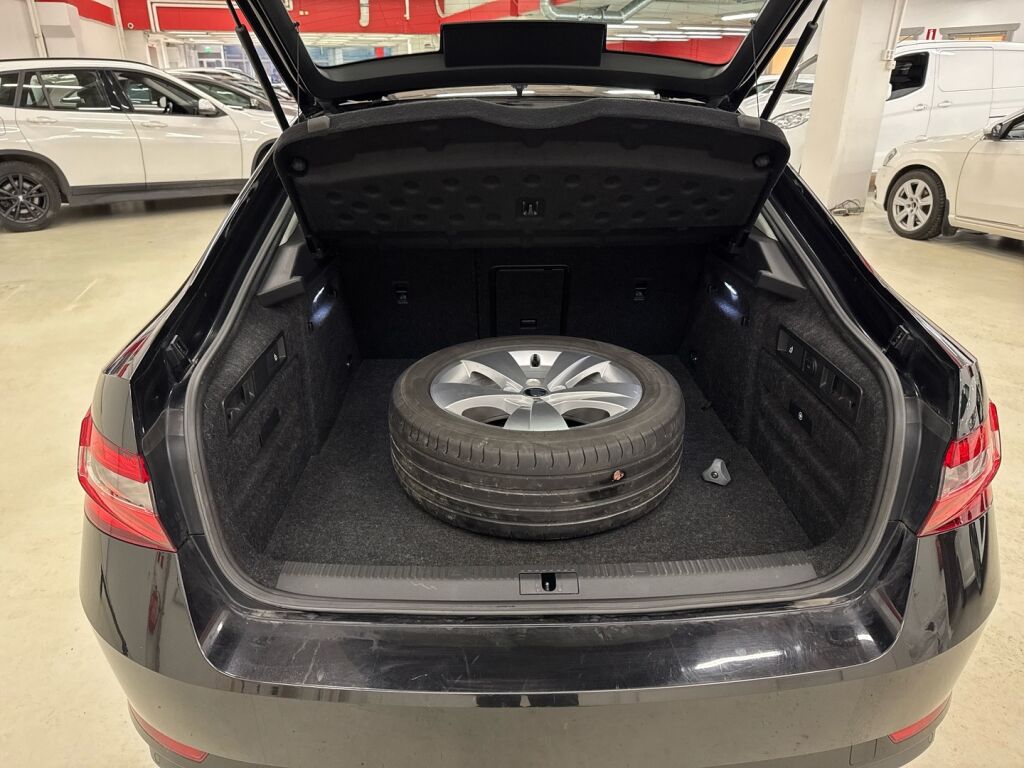 Skoda Superb 2021 Musta