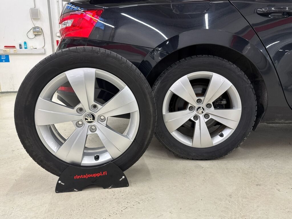 Skoda Superb 2021 Musta