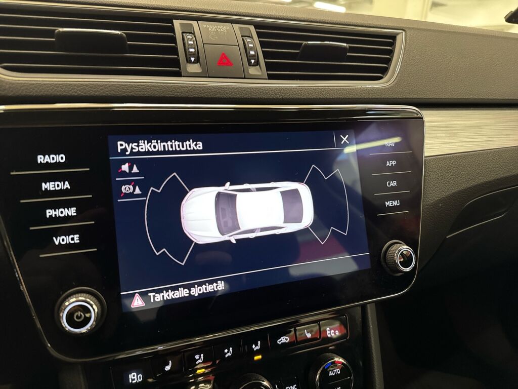 Skoda Superb 2021 Musta