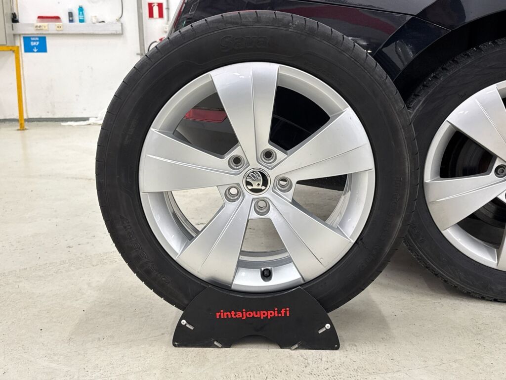 Skoda Superb 2021 Musta