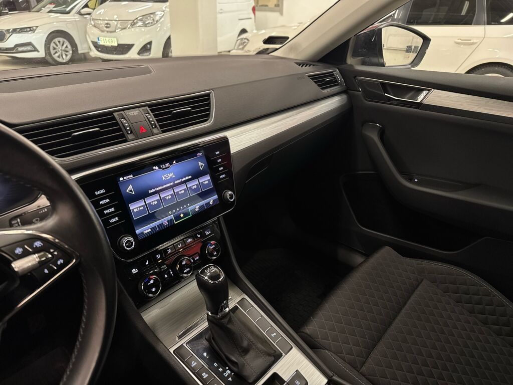 Skoda Superb 2021 Musta