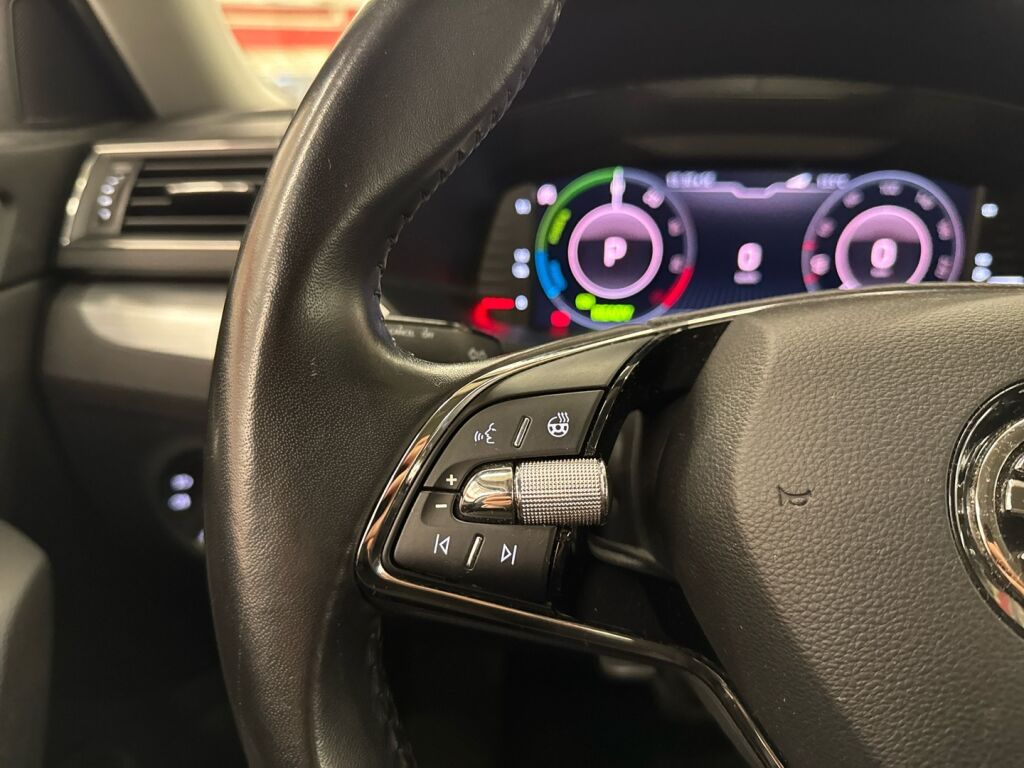 Skoda Superb 2021 Musta