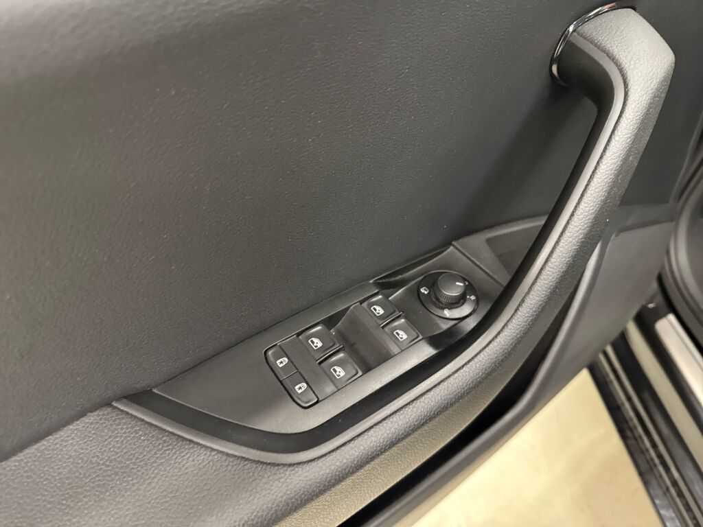 Skoda Superb 2021 Musta