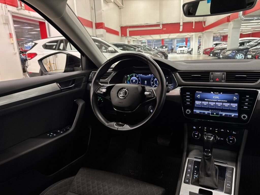 Skoda Superb 2021 Musta