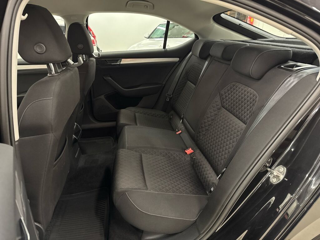 Skoda Superb 2021 Musta