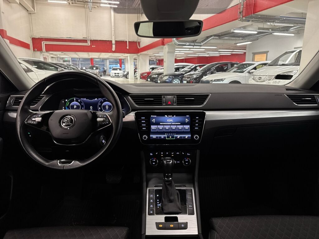 Skoda Superb 2021 Musta