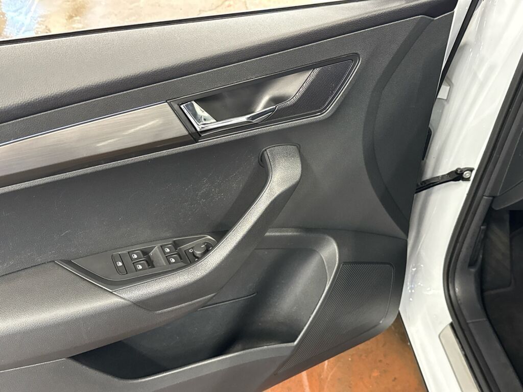 Skoda Karoq 2021 Valkoinen