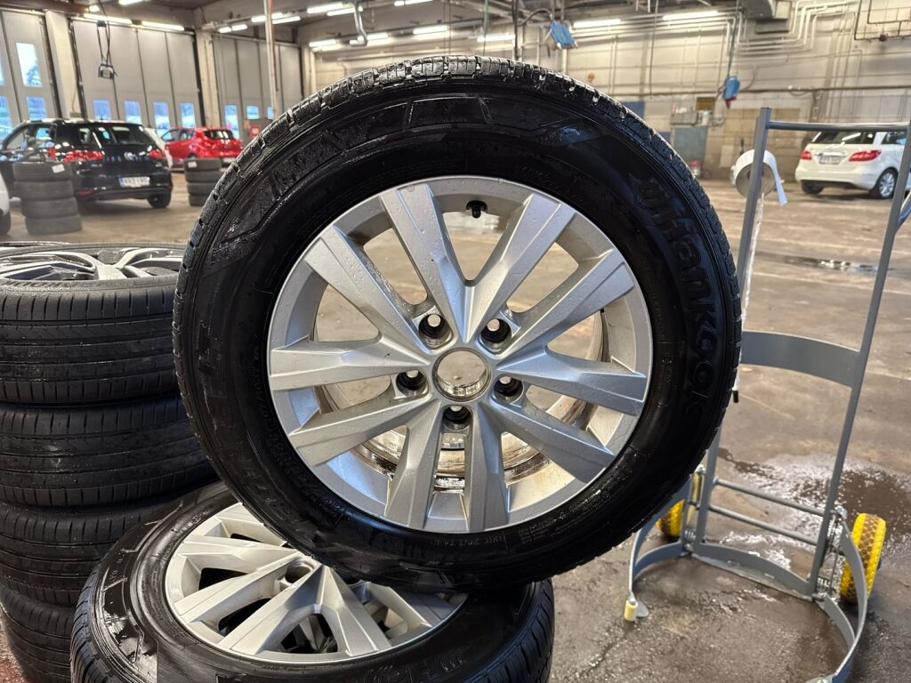 Skoda Karoq 2021 Valkoinen