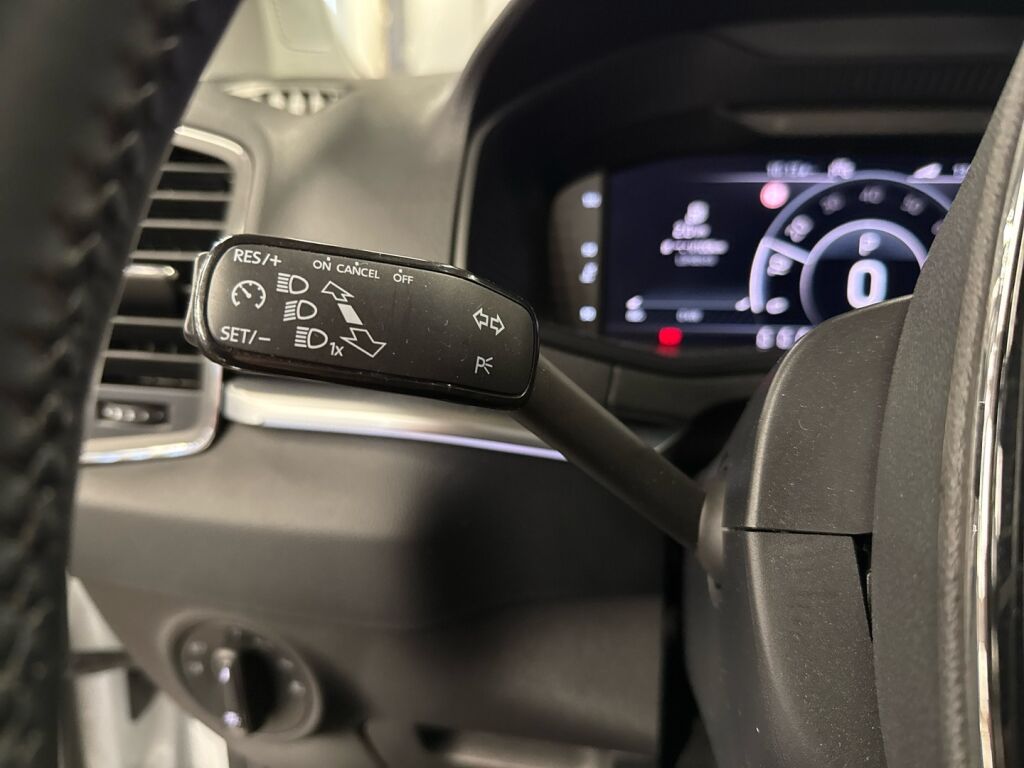 Skoda Karoq 2021 Valkoinen