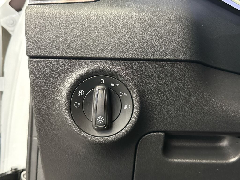 Skoda Karoq 2021 Valkoinen