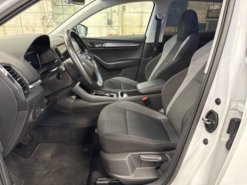 Skoda Karoq 2021 Valkoinen