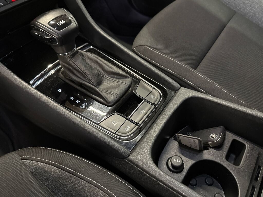 Skoda Karoq 2021 Valkoinen