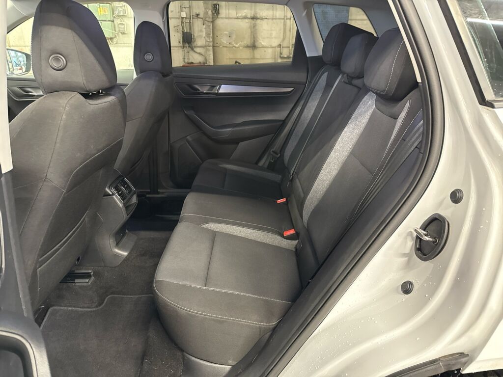 Skoda Karoq 2021 Valkoinen