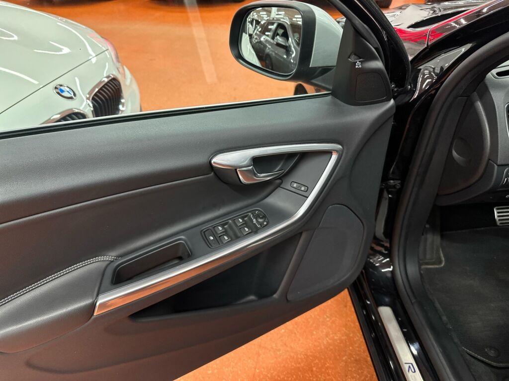 Volvo V60 2015 Musta