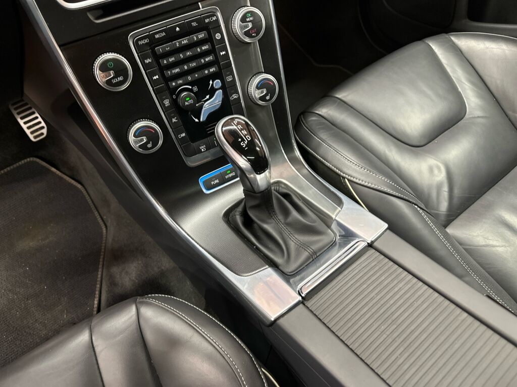 Volvo V60 2015 Musta