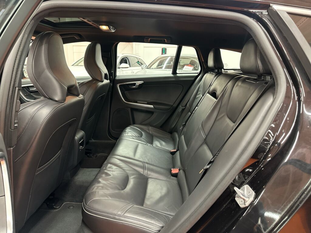 Volvo V60 2015 Musta