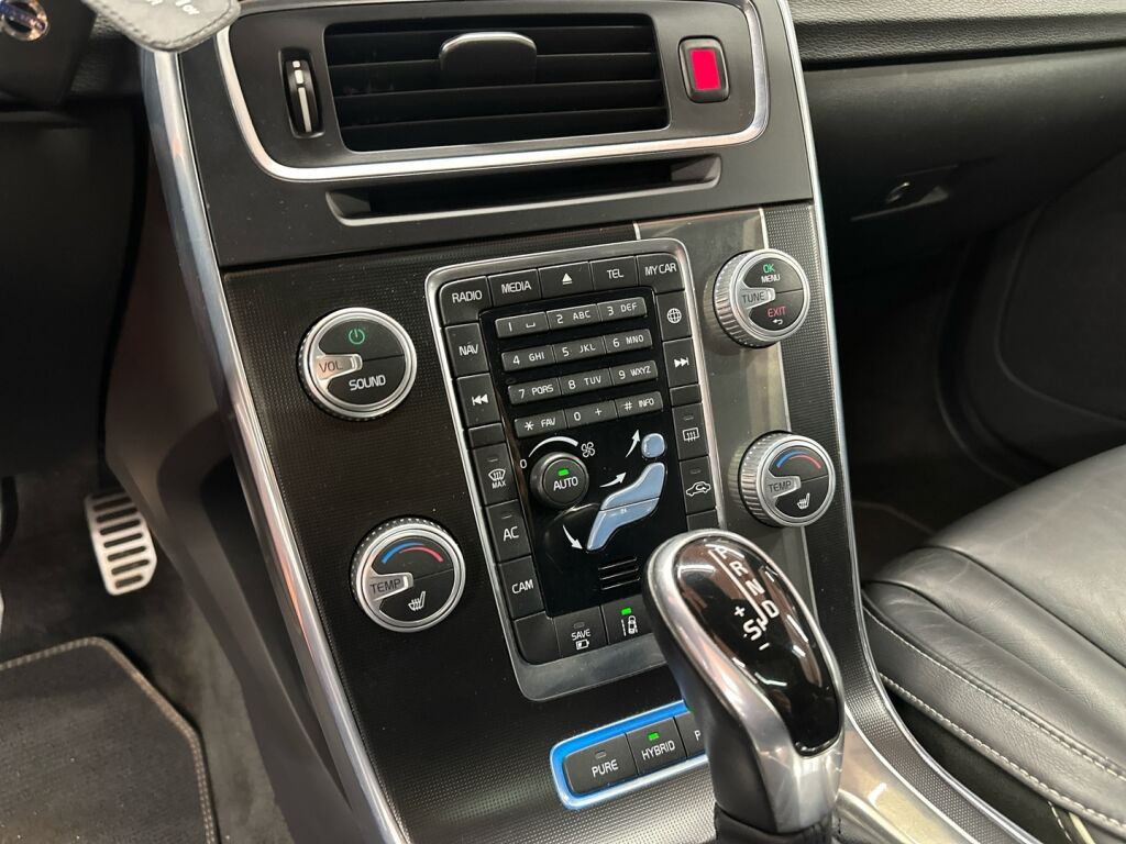 Volvo V60 2015 Musta