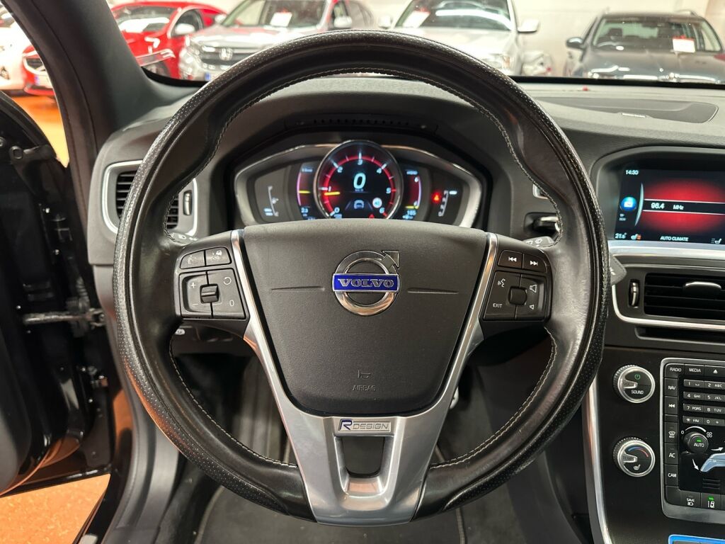 Volvo V60 2015 Musta
