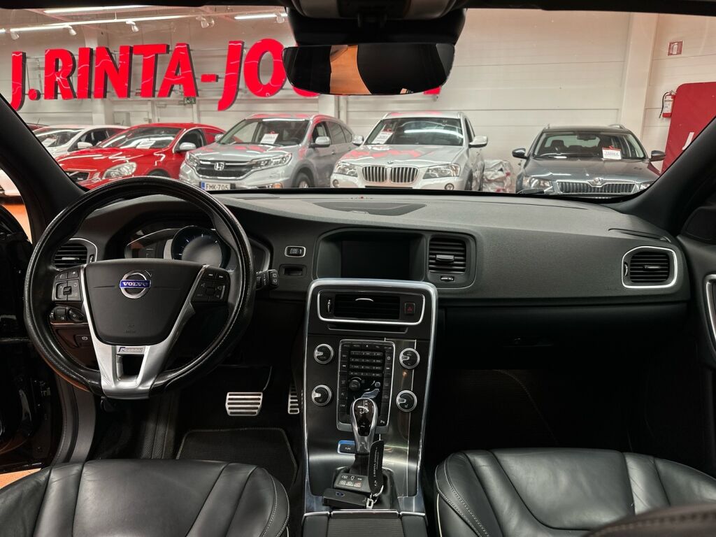 Volvo V60 2015 Musta