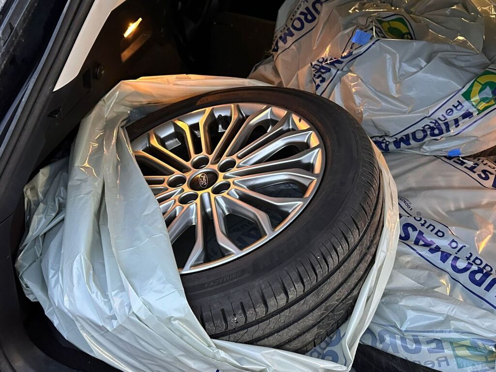 Ford Focus 2021 Musta