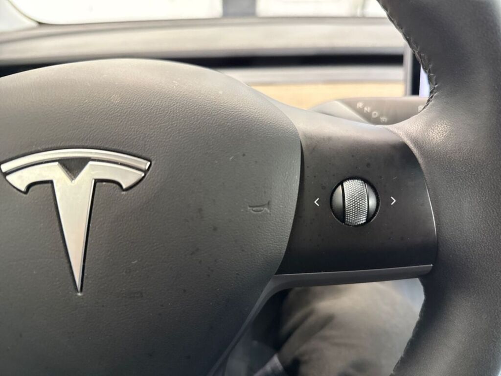 Tesla Model 3 2021 Punainen