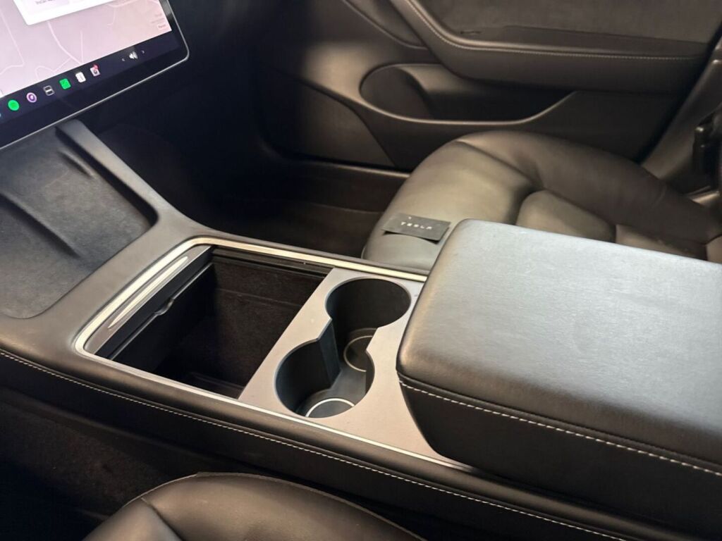 Tesla Model 3 2021 Punainen