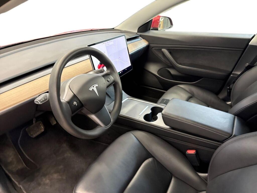 Tesla Model 3 2021 Punainen