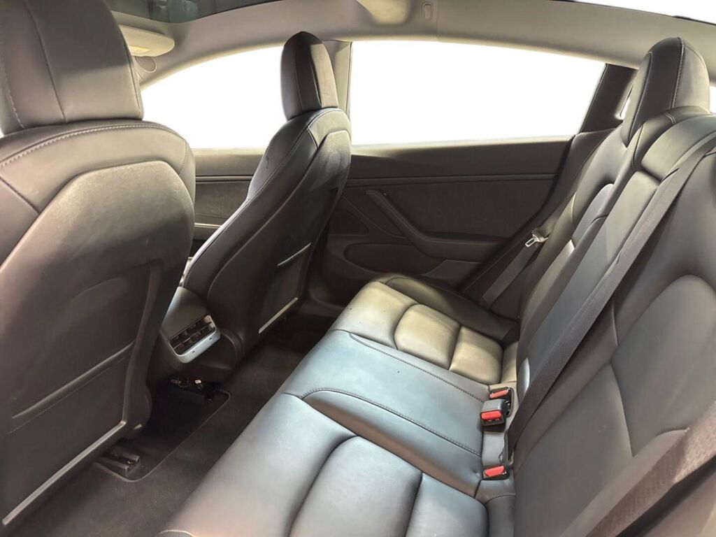 Tesla Model 3 2021 Punainen