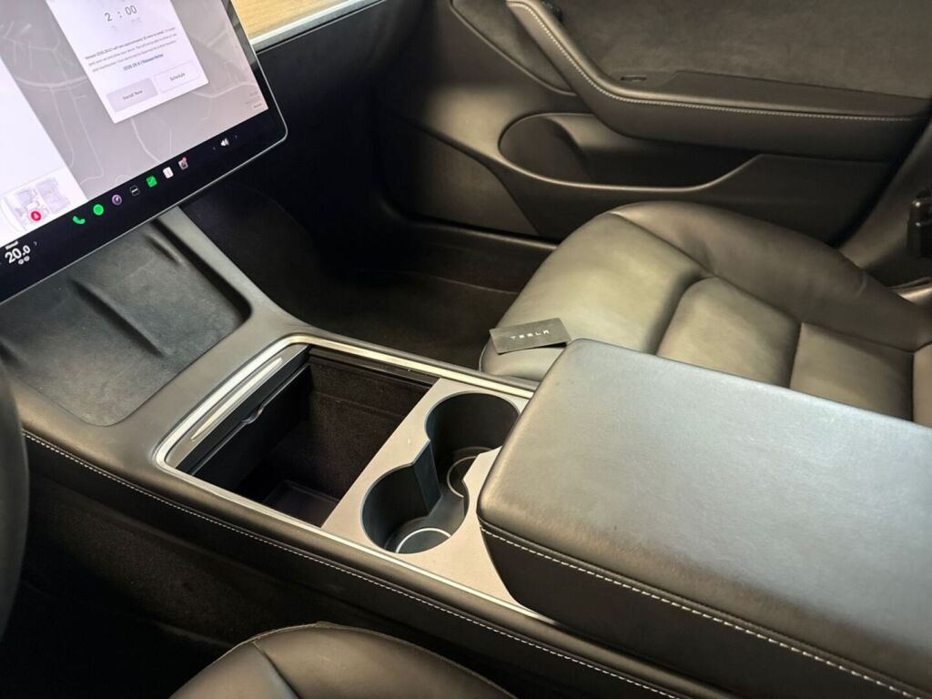 Tesla Model 3 2021 Punainen