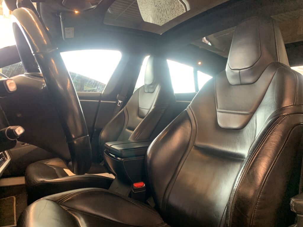 Tesla Model S 2016 Punainen