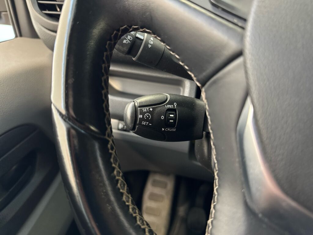 Opel Vivaro 2021 Valkoinen