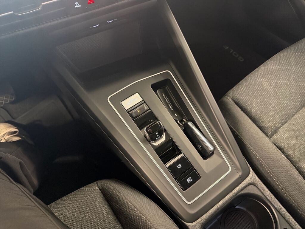 Volkswagen Golf 2021 Punainen