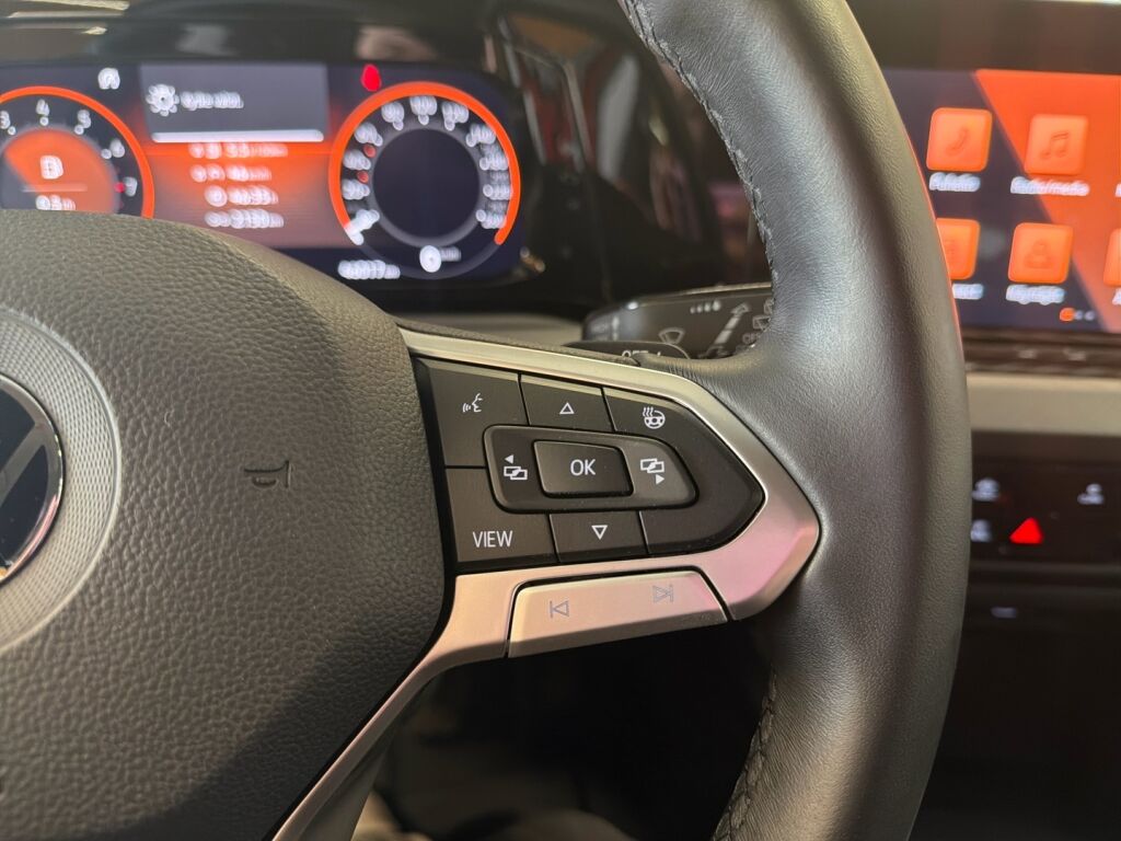 Volkswagen Golf 2021 Punainen