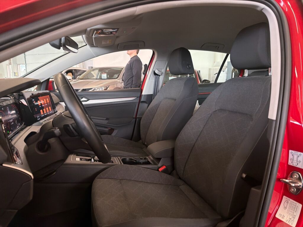 Volkswagen Golf 2021 Punainen