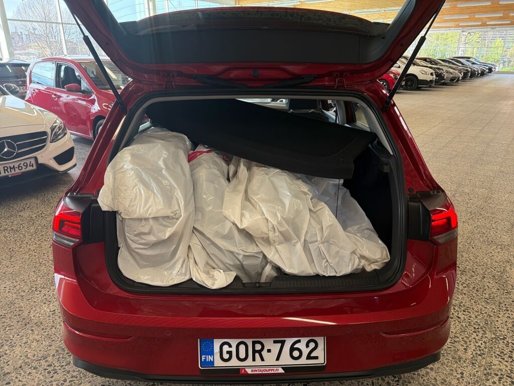 Volkswagen Golf 2021 Punainen