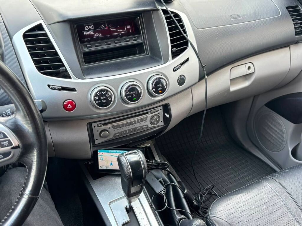 Mitsubishi L200 2012 Harmaa