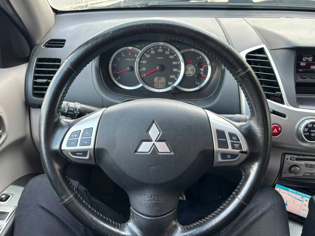 Mitsubishi L200 2012 Harmaa