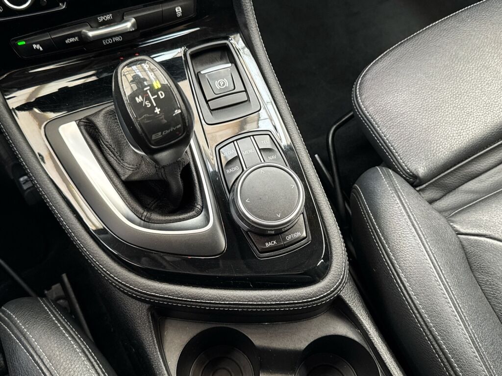 BMW 225 2016 Ruskea (beige)