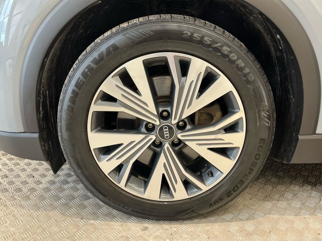 Audi Q4 e-tron 2021 Met. Harmaa