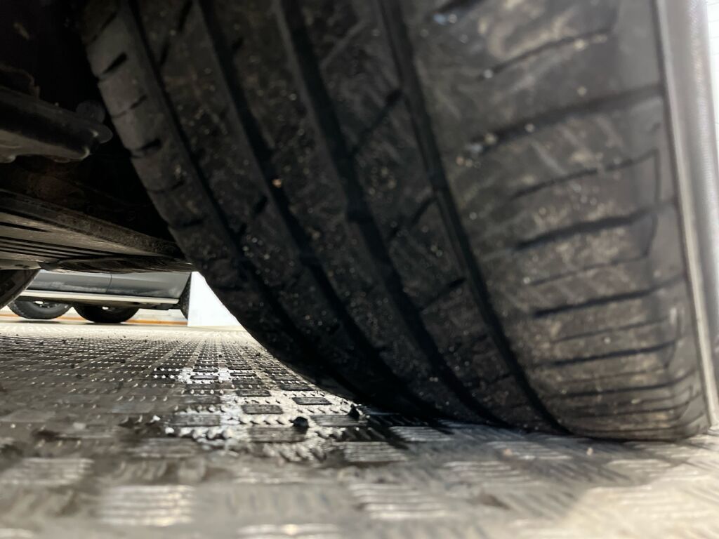 Audi Q4 e-tron 2021 Met. Harmaa