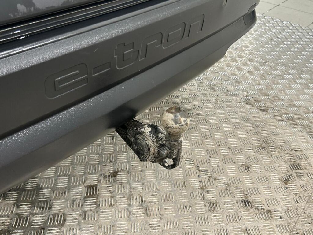 Audi Q4 e-tron 2021 Met. Harmaa