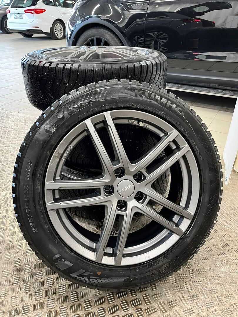 Audi Q4 e-tron 2021 Met. Harmaa