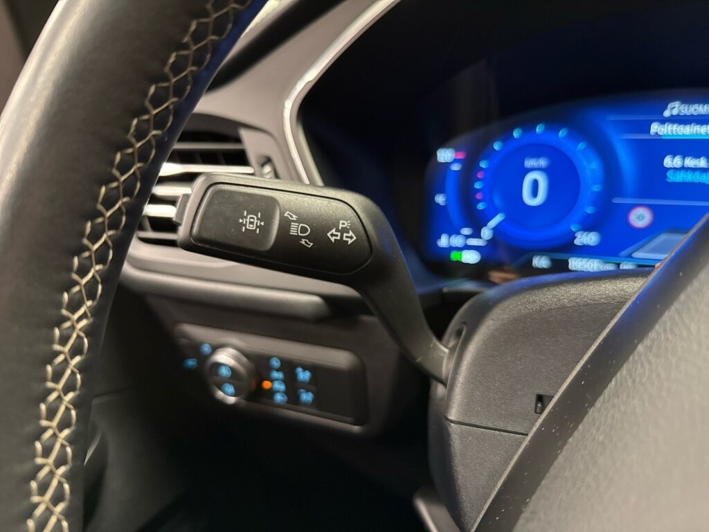 Ford Kuga 2022 Musta